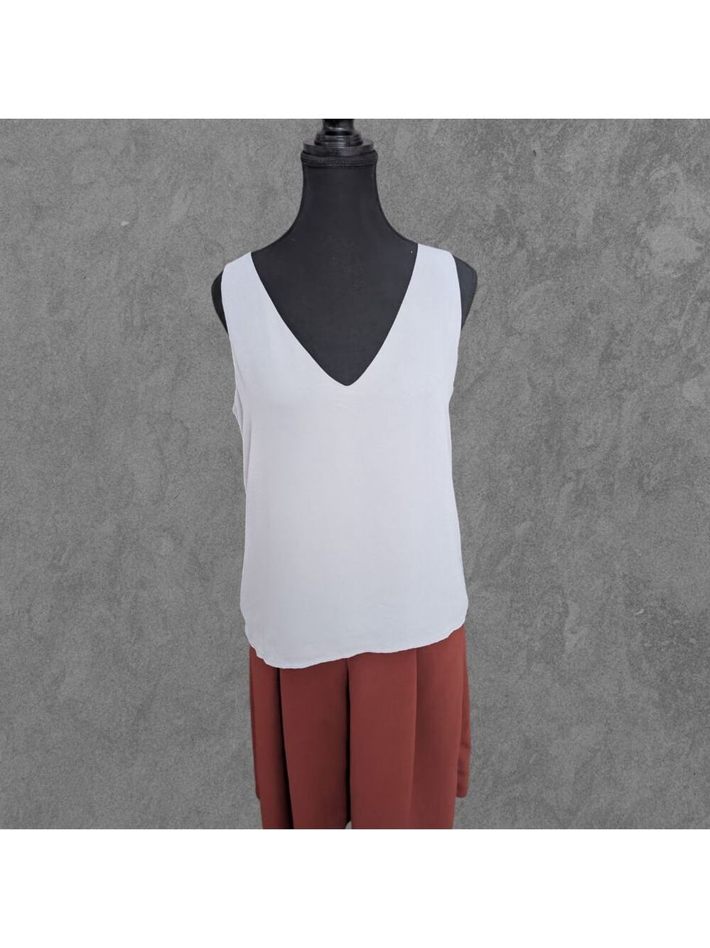 FOREVER 21 Light Gray V-Neck Flowy Polyester Tank Top S
